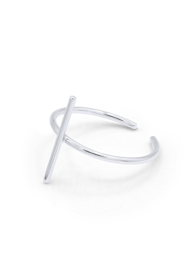 Bracelet en argent avec un design minimaliste mettant en avant un accent en tige droite. Surface lisse et poli, et forme ouverte pour une ajustabilité.