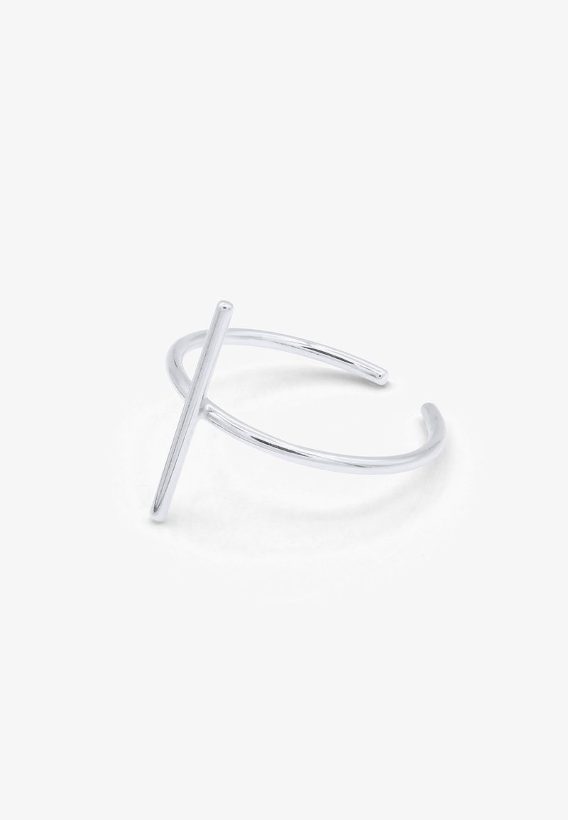 Bracelet en argent avec un design minimaliste mettant en avant un accent en tige droite. Surface lisse et poli, et forme ouverte pour une ajustabilité.