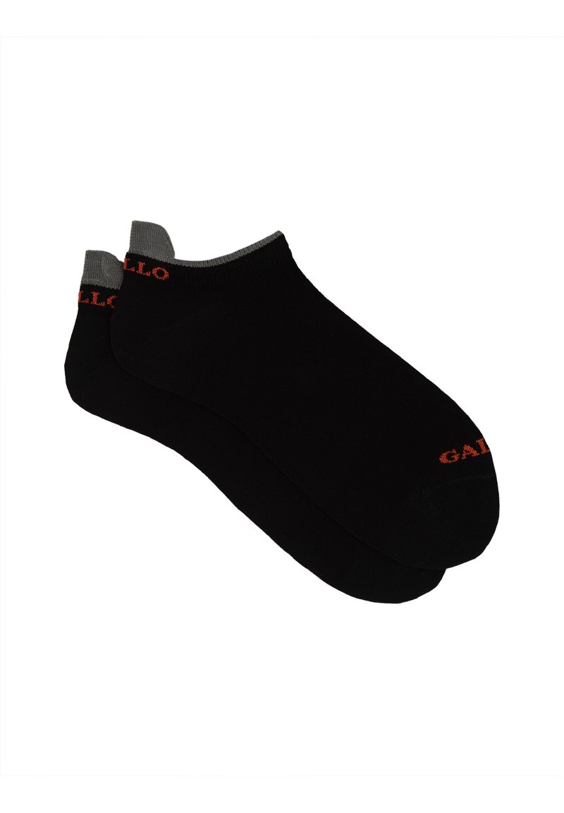 Calzini neri alla caviglia con tallone e punta grigi. Presentano il logo rosso "Gallo" sul lato. Miscelato di cotone per comfort e traspirabilità.
