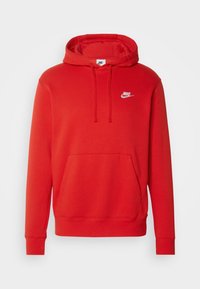 Röd Nike-hoodie i mjukt tyg, med dragsko på huvan, kenguruficka och en vit logotyp på bröstet. Långa ärmar med ribbade mudd.