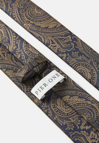 Μπλε και χρυσό γραβάτα με σχέδιο paisley, με λευκή ετικέτα που γράφει "PIER.ONE" σε λευκό φόντο.