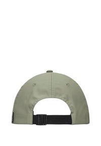 Gorra verde con un diseño estructurado, correa ajustable negra y ojales de ventilación. Textura suave y mate con una corona redondeada.