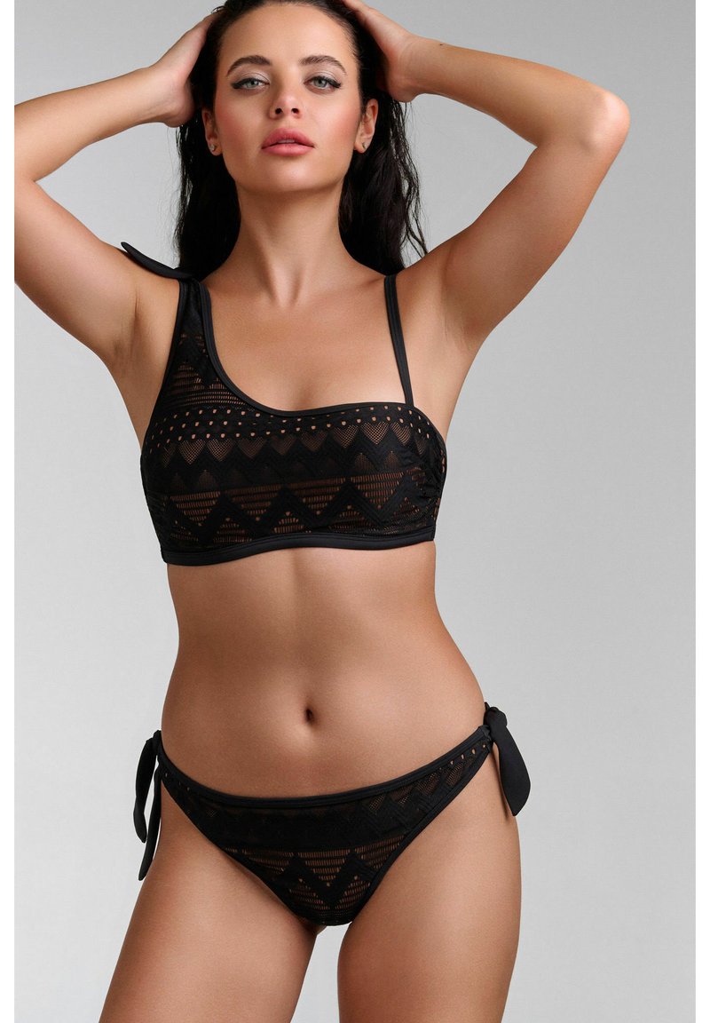 Černý bikiny set s texturovaným designem a geometrickými vzory, nastavitelné ramínka a bikiny kalhotky s vázáním po stranách.