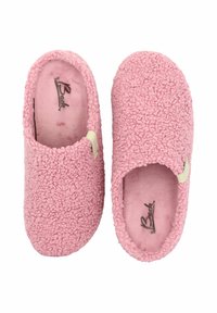 Roze fuzzy slaapkamerpantoffels met een geprofileerde, pluche buitenkant en een open achterkant. De binnenzolen zijn zacht en bevatten een zichtbaar logo.