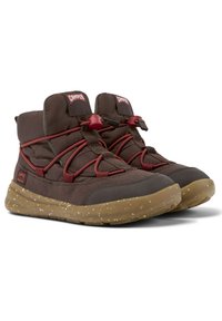 Zapatos de caña alta marrones con acentos en burdeos, que cuentan con una parte superior de tela texturizada, cordones elásticos y una suela de goma moteada.