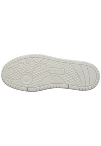 Weißer Gummisohle von Sneakers mit strukturiertem Muster, runden Griffen und Branding. Verfügt über eine glatte, solide Oberfläche mit definierten Profilrillen.