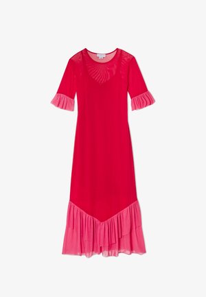 Sarkana midi kleita ar puscaurspīdīgām pusgarām piedurknēm, apaļu kakla izgriezumu un rozā volānu aproču un apakšmalas detaļām.