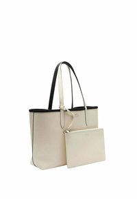 Borsa tote in pelle beige con dettagli neri, dotata di due manici lunghi e di una pochette abbinata rimovibile. Texture liscia, design minimalista.