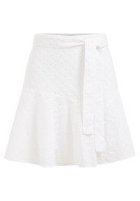 Vit kjol med en utflugen design, som har öglemönsterbroderier och ett knytbälte i midjan. Tillverkad av ett lätt tyg med en texturerad yta.
