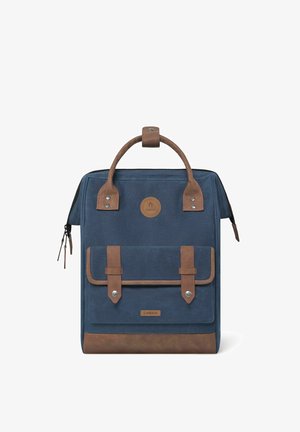 Marineblaue Canvas-Rucksack mit braunen Lederakzenten, ausgestattet mit einem oberen Griff, zwei vorderen Riemen und einem Reißverschluss. Logoaufnäher auf der Vorderseite.