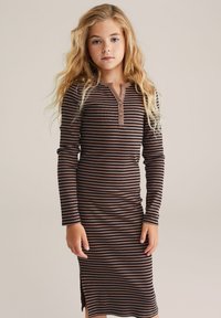 Gestreiftes langärmliges Kleid in Braun und Beige mit einem Henley-Ausschnitt und drei Knöpfen, ausgestattet mit seitlichen Schlitzen für Bewegungsfreiheit.
