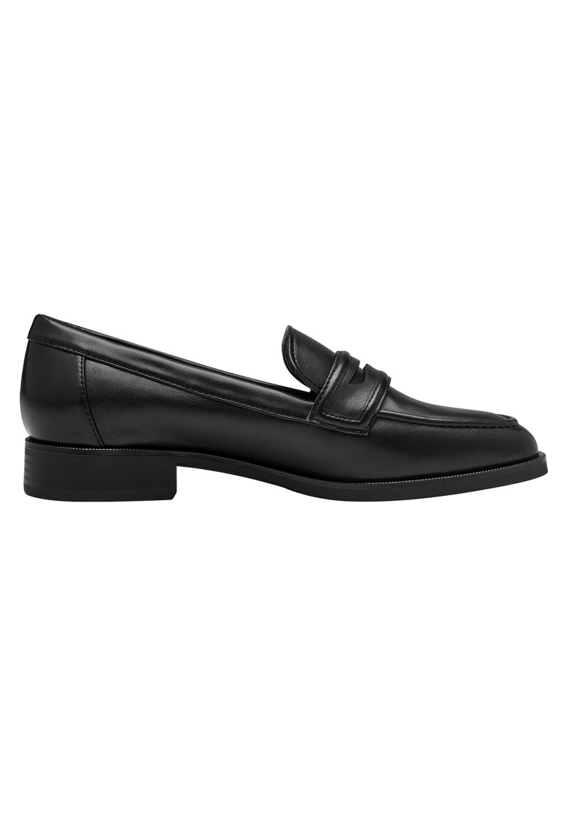 Mocassin en cuir noir avec un petit talon block, présentant une couture et une bande décorative sur le devant. Texture lisse, design minimaliste.