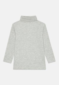 Graues Langarm-Turtleneck-Shirt mit weicher Textur, hoher Kragen und schlichtem, ungeschmücktem Design.