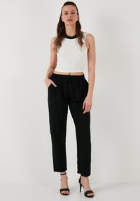 LELA SLIM FIT - Hlače - black
