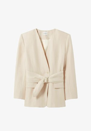 Blazer beige con maniche lunghe, chiusura con un solo bottone e una ampia cintura in tessuto annodata in vita.