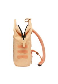 Sac à dos de couleur pêche avec texture nervurée, fermeture éclair noire et trois sangles horizontales. Dispose d'une seule sangle ajustable pour le transport.