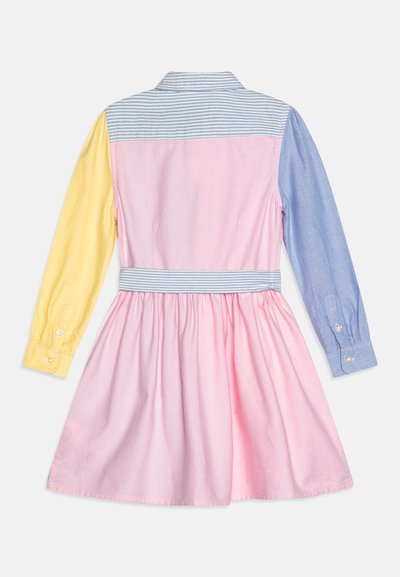 Färgblockerad klänning med en rosa kjol, gula långärmar och blå långärmar. Randig krage och midjebanddetalj. Tillverkad av bomull.