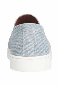 Lichtblauwe canvas instapschoenen met een gestructureerd oppervlak, witte rubberen zool en een ronde neus. Minimalistisch ontwerp zonder zichtbare merkbranding.