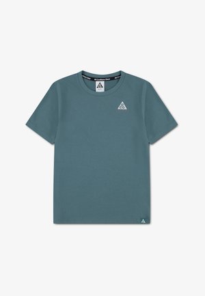 T-shirt met korte mouwen in teal, een ronde hals en ACG-logo gedrukt op de borst en dicht bij de onderzoom.