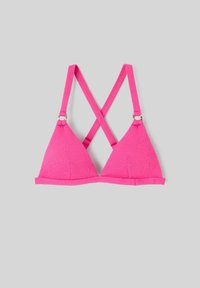 Haut de bikini texturé rose vif avec des bonnets triangulaires et des bretelles croisées ajustables sur un fond neutre.