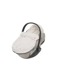 Autostoeltje voor baby's met een beige en crèmekleurige gequiltte stofhoezen, een gevoerde binnenkant en een zwarte handgreep; beschikt over een basis met bedieningsknoppen.