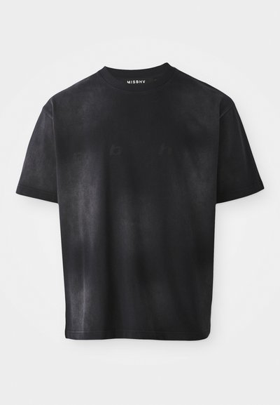 Schwarzes T-Shirt mit kurzen Ärmeln und Rundhalsausschnitt, mit subtiler tonal „MISBHV“-Markierung auf der Brust und Etikett im Kragen.