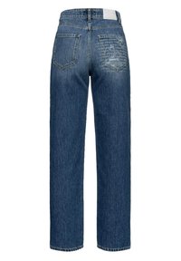 Jeans de mezclilla azul claro con un diseño de pierna recta, que cuentan con bolsillos traseros, acentos desgastados y una etiqueta texturizada en la cintura.