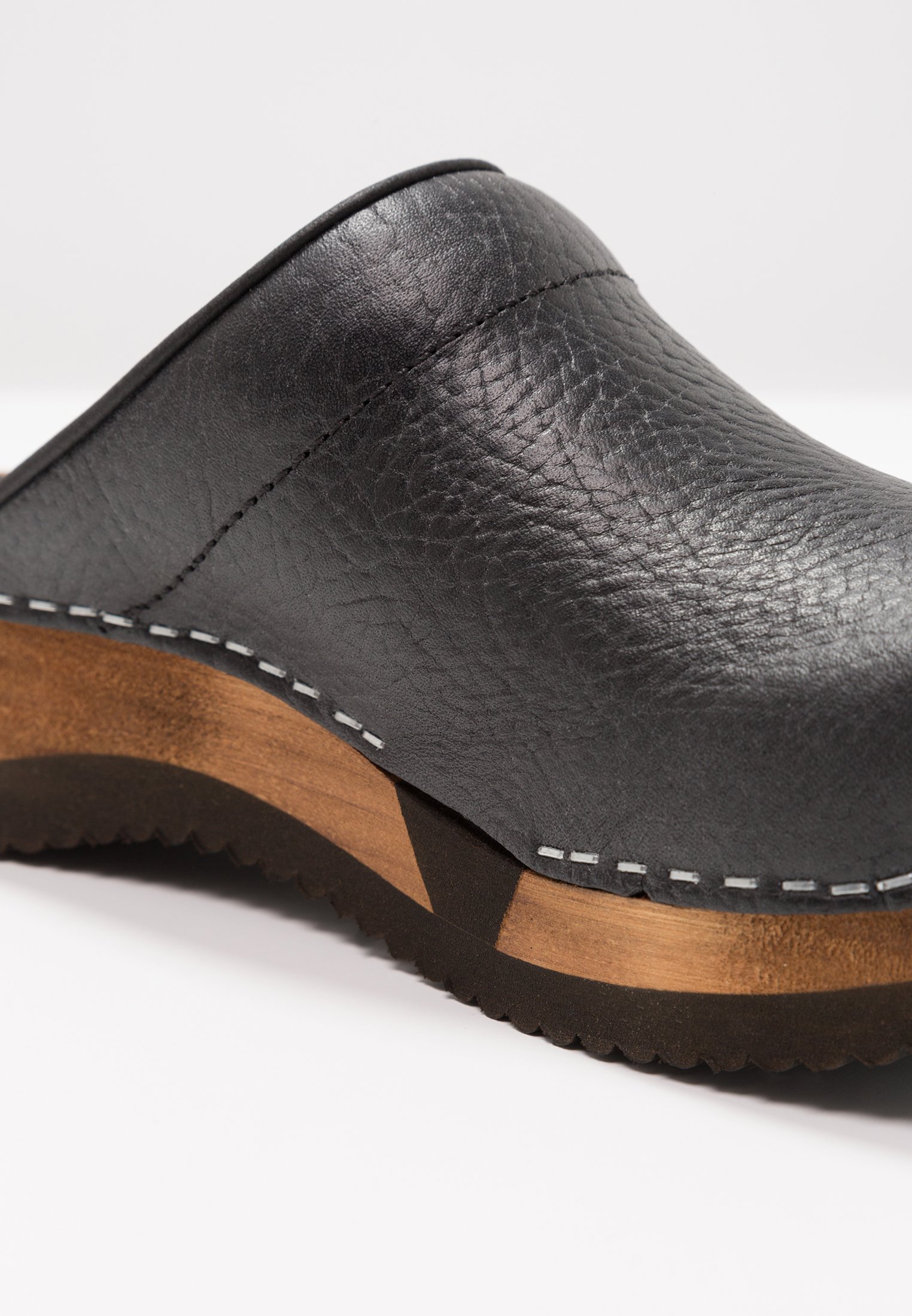 sanita rana flex clogs