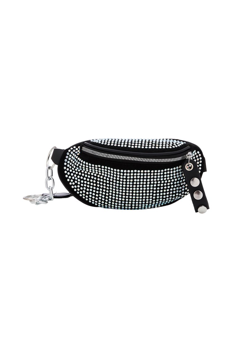 Marsupio nero con chiusura a zip, caratterizzato da una superficie testurizzata decorata con piccoli chiodi in argento, e una tracolla a catena rimovibile con dettagli a linguetta.