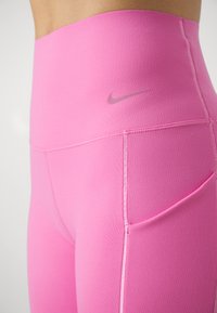 Nike Performance UNIVERSA SHORT - Leggingek - playful pink/black