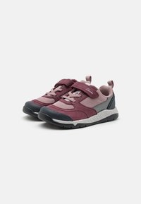 Bordowo-szare buty sportowe z siateczkowych i zamszowych materiałów, gumową podeszwą, elastycznymi sznurówkami i rzepem dla pewnego dopasowania.