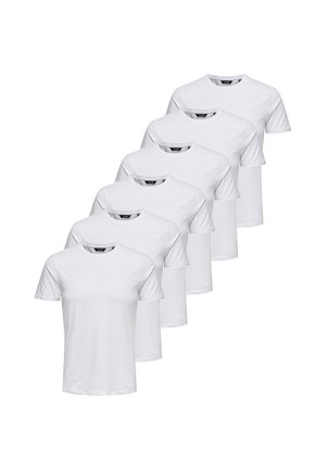 Seks ensfarvede hvide t-shirts med korte ærmer og rund hals, arrangeret i en forskudt lodret række på en hvid baggrund.