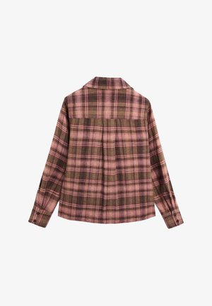 Langærmet skjorte med knapper med brun og lyserød ternet mønster, spredt krave og knappede manchetter, vist bagfra på hvid baggrund.