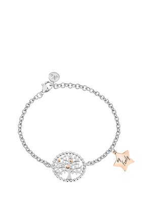Braccialetto in argento con pendente a forma di albero della vita circolare con accenti dorati e un charm a stella inciso con la scritta "La mia famiglia".