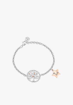 Braccialetto in argento con pendente a forma di albero della vita circolare con accenti dorati e un charm a stella inciso con la scritta "La mia famiglia".