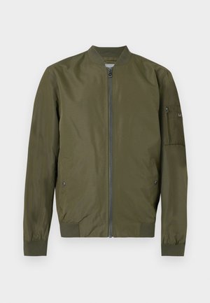 Chaqueta bomber verde oliva con cremallera frontal, cuello, puños y bajo acanalados, y un bolsillo con cremallera en la manga izquierda.