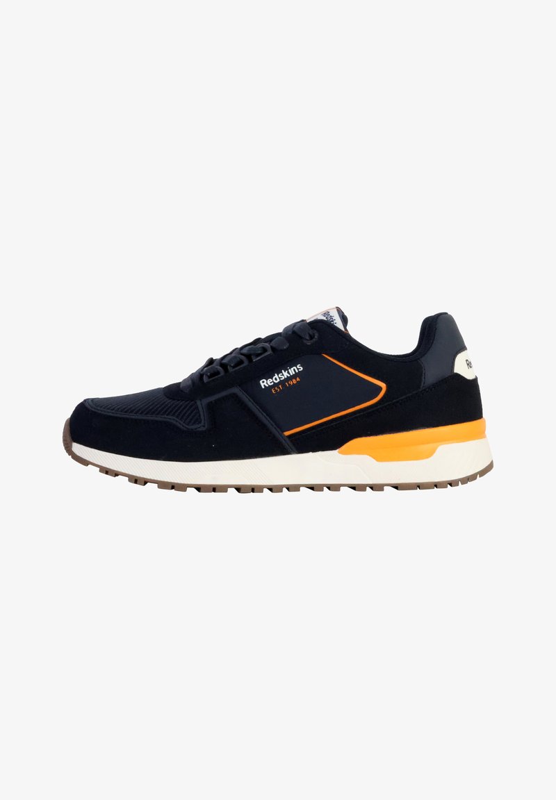 Sneaker noir avec des accents orange, featuring un dessus texturé, une fermeture à lacets, une semelle rembourrée et un logo sur le panneau latéral.