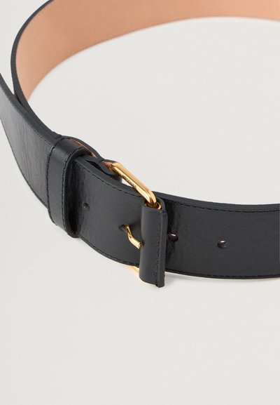 Curea din piele neagră cu un finisaj neted, având o cataramă din metal de culoare aurie, cusături vizibile și mai multe găuri ajustabile.