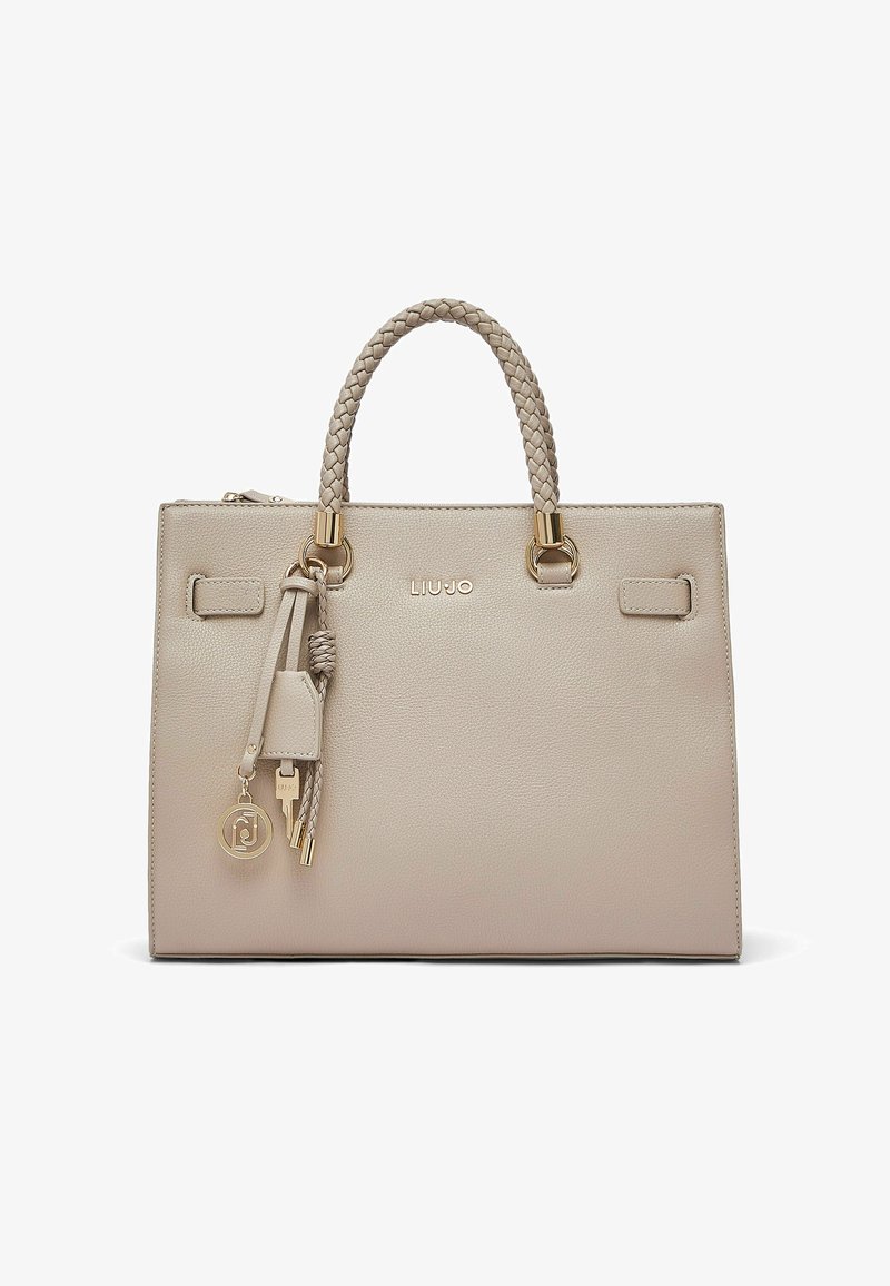 Sac à main rectangulaire beige avec poignées tressées, ferrures dorées, breloques clés décoratives et logo de la marque au centre devant.
