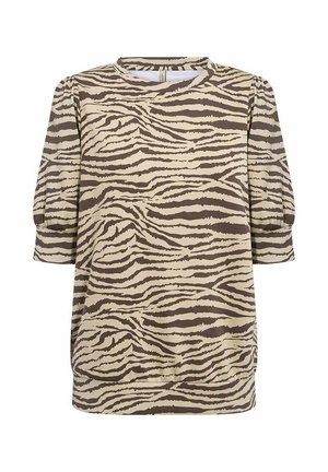 Bruine en beige jurk met een tijgerstrepen patroon; met een ronde hals, driekwart puffmouwen en een losvallend ontwerp.