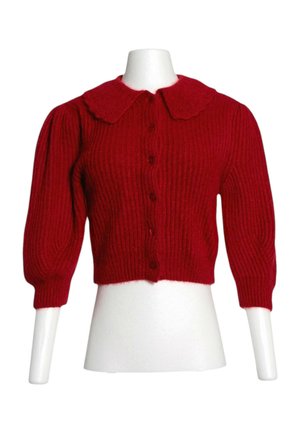 Czerwony krótki sweter rozpinany z długimi bufiastymi rękawami, zapięciem na guziki z przodu i szerokim kołnierzem na białym torsie manekina.