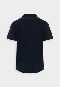 Krátký rukáv košile z tmavě námořnické tkaniny, s klasickým límcem, zaobleným lemem a hladkou texturou. Bez viditelných vzorů nebo ozdob.