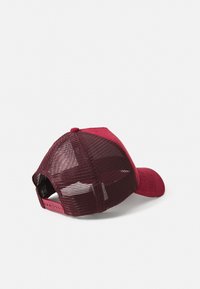 Rød og burgunder baseballkasket med mesh-bag, buet skygge og justerbar snap-lukning. Strukturert stof og fremtrædende syninger.