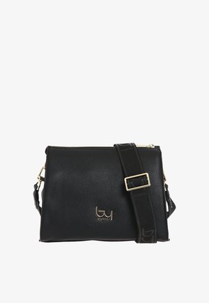 Zwarte leren tas met textuur, compacte rechthoekige vorm, goudkleurige hardware en een afneembare strap met logo-accenten.