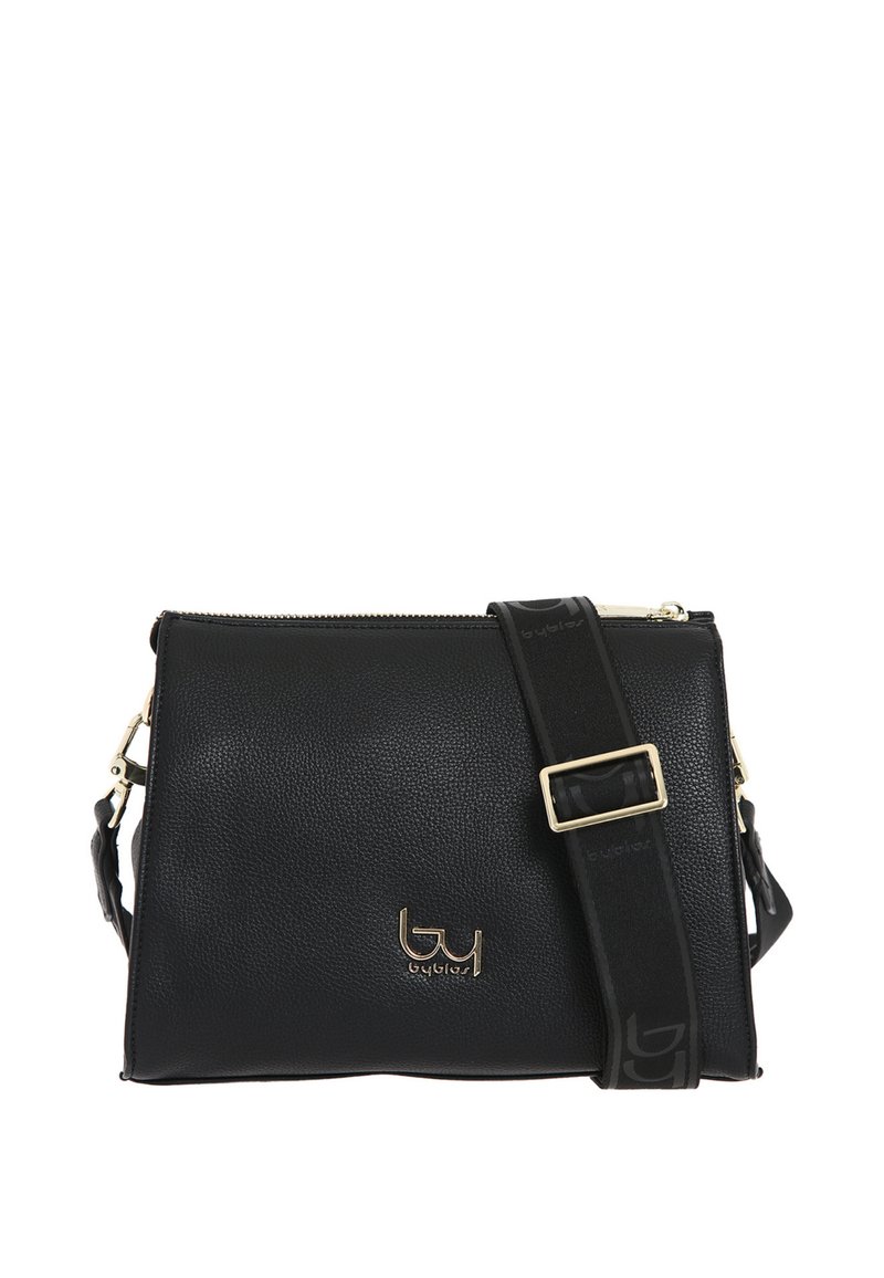 Bolso de cuero negro con superficie texturizada, forma rectangular compacta, herrajes en tono dorado y correa desmontable con acentos de logo.