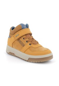 Sneaker alta gialla in suede con collo in tessuto grigio, chiusura a lacci, cinturino in Velcro e suola in gomma con motivo a battistrada.