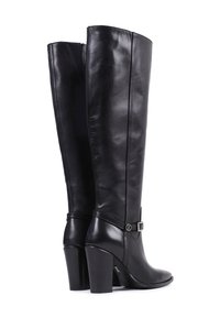 Bottes en cuir noir montant jusqu'au genou, avec un bout pointu, un talon haut carré et une sangle décorative avec une boucle en argent. Texture lisse et design épuré.
