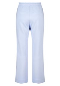 Lichtblauwe, katoenen broek met een brede pijp, elastische tailleband en twee achterzakken. Glad textuur en minimalistisch ontwerp.