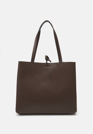 Mørkebrun læder tote taske med to skulderremme og en lille knude detalje foran, enkelt design med diskret brandpræg.