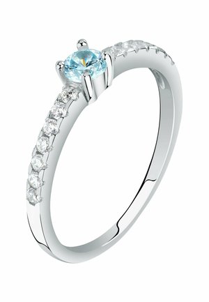 Silberner Ring mit einem hellblauen runden Edelstein in der Mitte und kleinen klaren Diamanten, die auf einer Seite des Rings eingefasst sind.